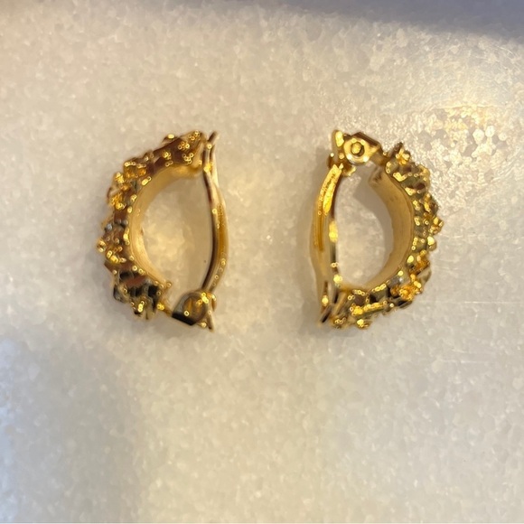 NINA RICCI VINTAGE Gold Textured Clip On Earrings - Picture 2 of 3